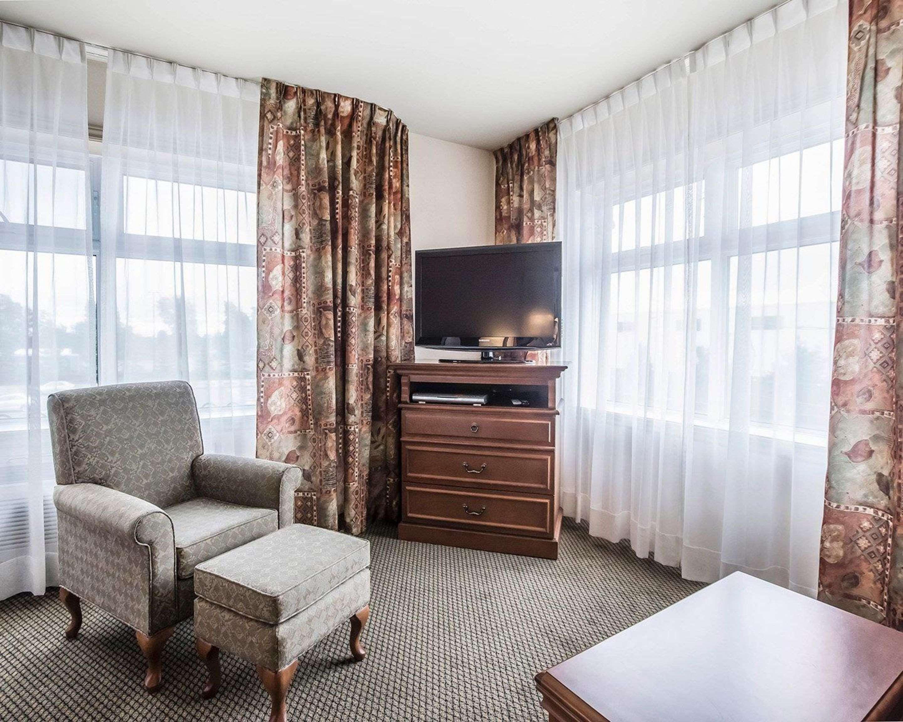 ควอลิตี สวีตส์ Hotel ดรัมมอนวิลล์ ภายนอก รูปภาพ